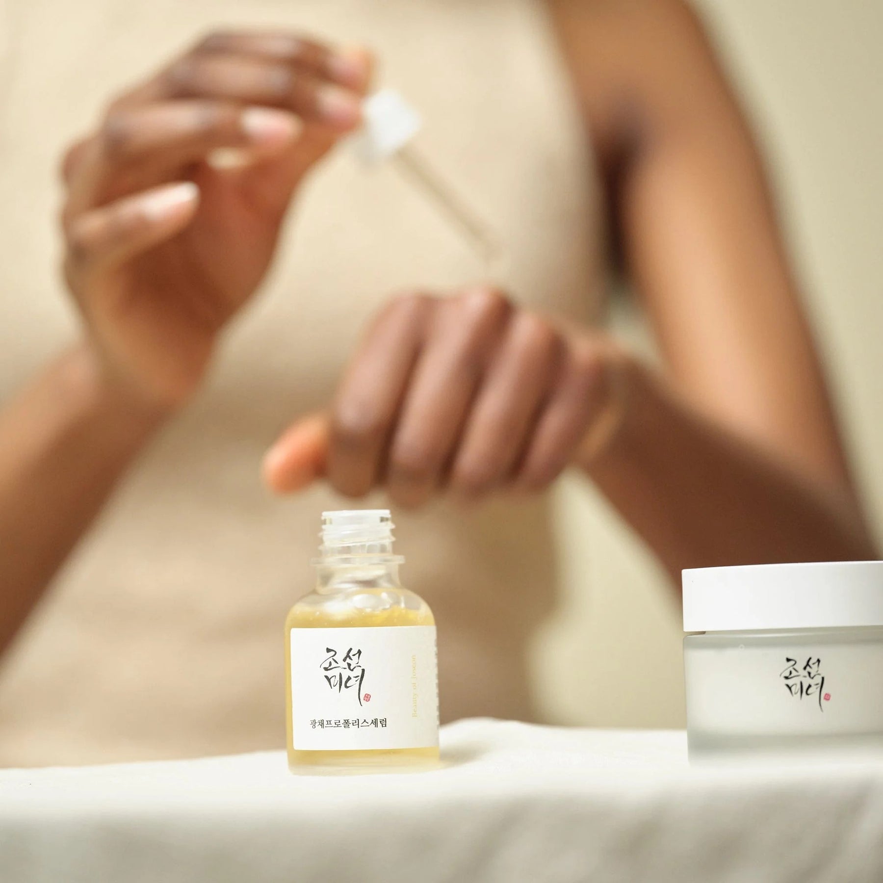 Sérum tipo miel → absorción cómoda → glow equilibrado